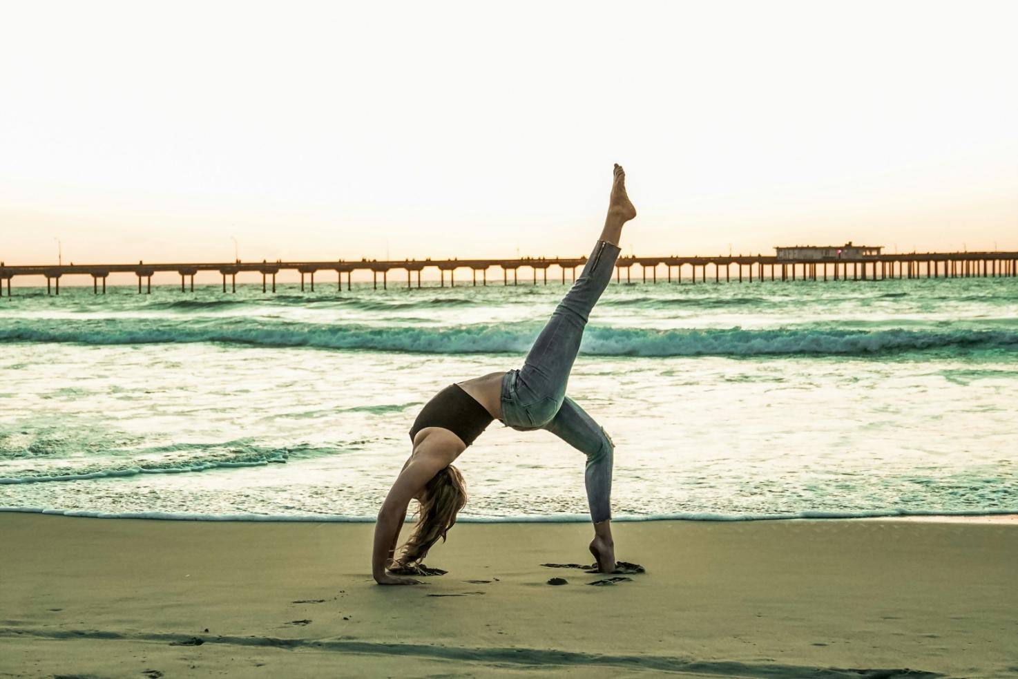 Sesión de evaluación personalizada de yoga terapéutico mostrando el análisis postural detallado