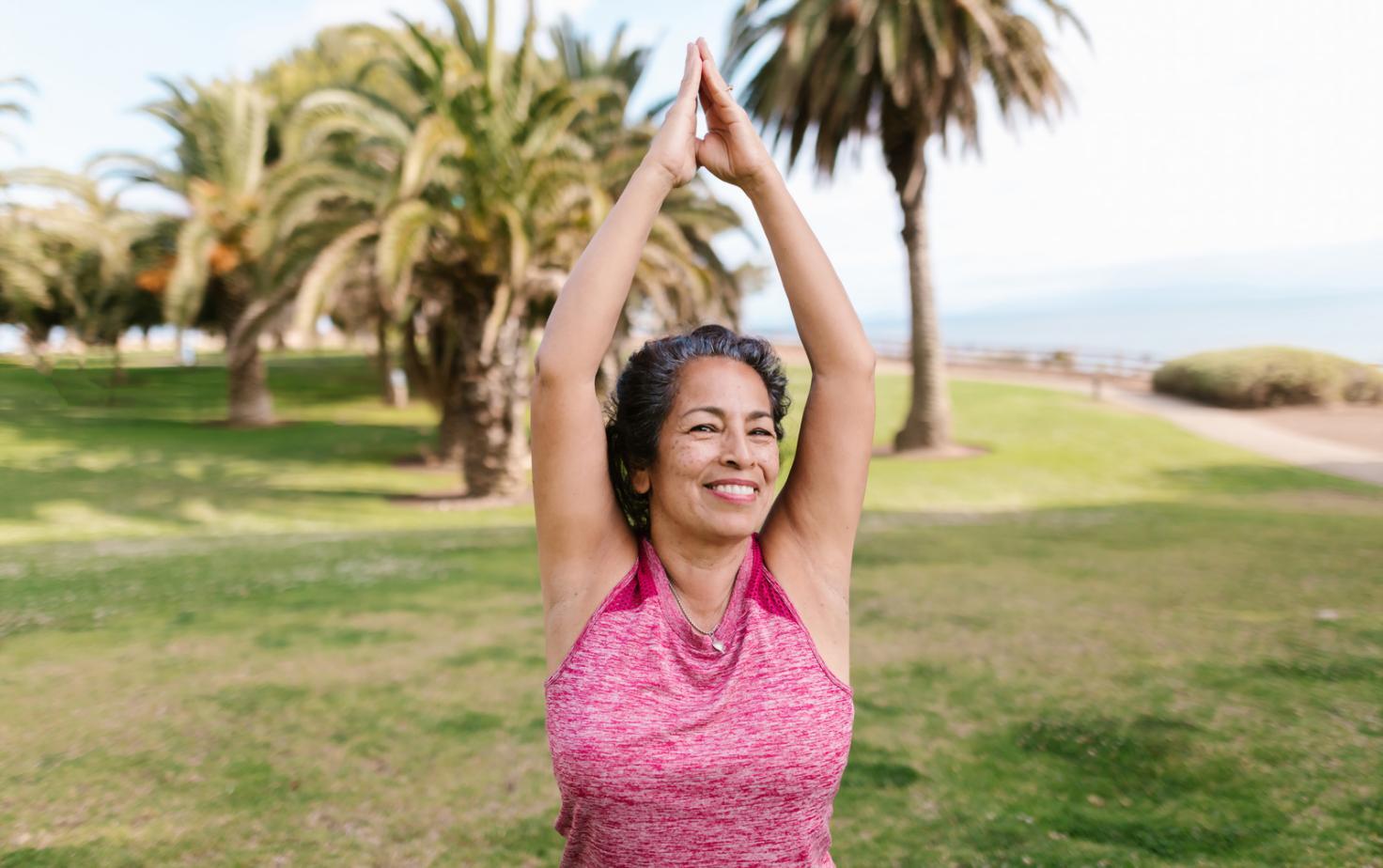 Espacio de práctica de yoga terapéutico preparado con elementos esenciales